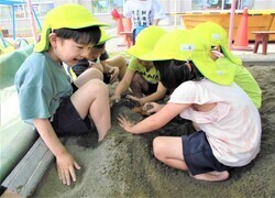 砂場で足を埋めて遊んでいるところ