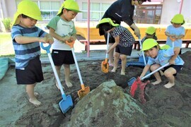砂場で大きな山を作っているところ