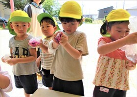 4歳児が色水あそびをしているところ