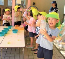 4歳児が色水あそびをしているところ