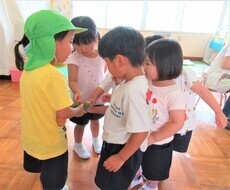 収穫したきゅうりを3歳児に見せているところ