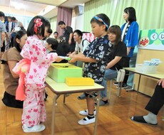 くじ引きをしているところ
