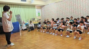 みんなで手遊びをしているところ