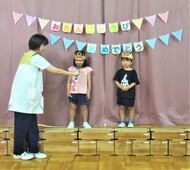 誕生児がインタビューを受けているところ