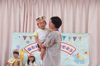抱っこをしてもらう年少児