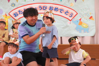 インタビューを受ける年少児