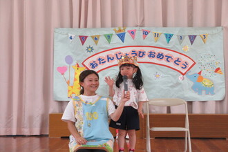 インタビューを受ける年中児