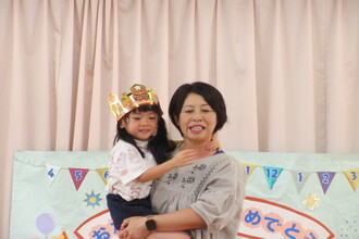 抱っこをしてもらう年中児