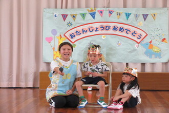 インタビューを受ける年中児