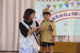 インタビューを受ける年長児
