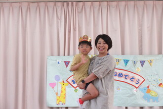抱っこをしてもらう年長児
