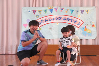 インタビューを受ける年少児