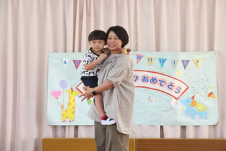 抱っこをしてもらう年少児