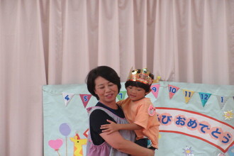 抱っこをしてもらう年長児