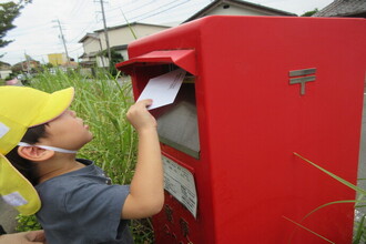 投函する年少児