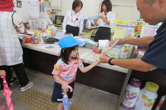 お土産をもらう園児