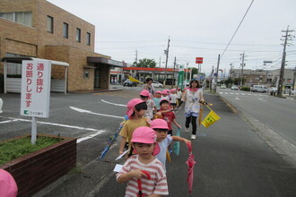 歩道を歩く園児