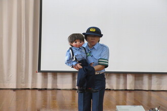 腹話術を見る園児
