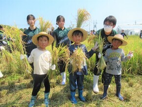 稲を持って記念撮影