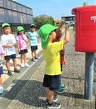ポストに手紙を入れているところ