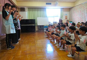 誕生会の始まりの手遊びをしているところ