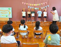 誕生児がインタビューを受けているところ