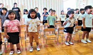 歌のプレゼントをしているところ