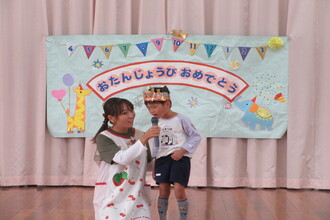 インタビューを受ける年長児