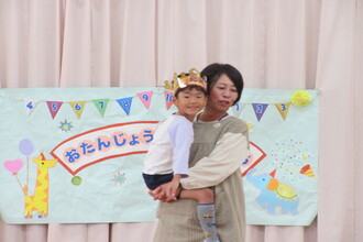 抱っこをしてもらう年長児