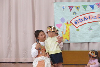 インタビューを受ける年中児