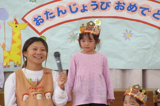 インタビューを受ける年中児