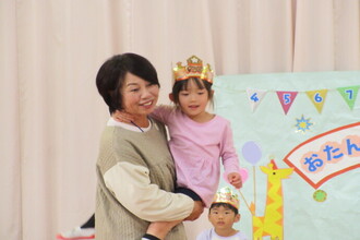 抱っこをしてもらう年中児
