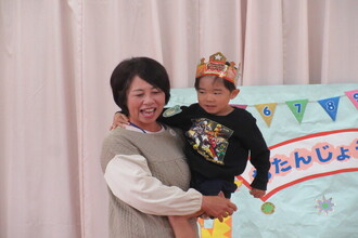 抱っこをしてもらう年中児