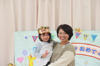 抱っこをしてもらう年中児