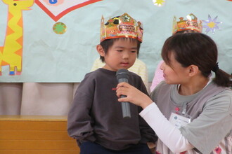 インタビューを受ける年少児