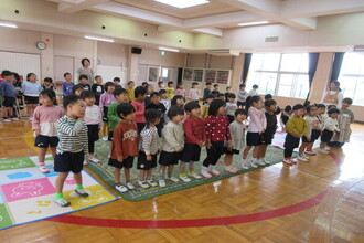 歌をうたう園児