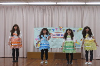 お楽しみをする職員