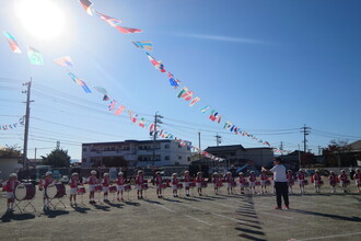 鼓隊演奏をする年長児