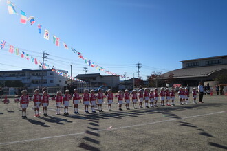 開会宣言をする年長児