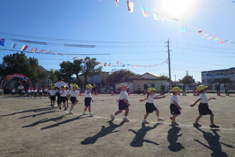 入場行進をする年少児