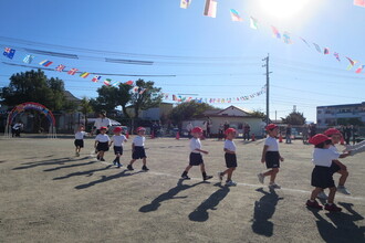 入場行進をする年少児