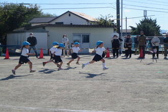 かけっこをする年中児