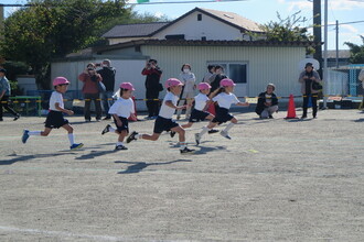 かけっこをする年長児
