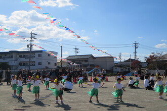 踊りを踊る年少児