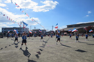 カラーガードをする年長児