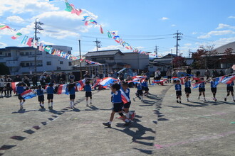 カラーガードをする年長児