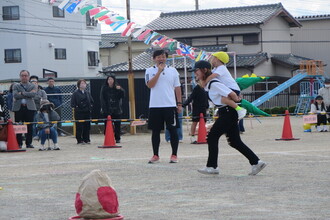 抱っこしてもらう年少児