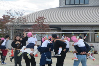 おかしくいをする年長児