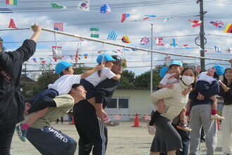 おかしくいをする年中児
