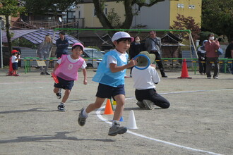リレーを走る年長児